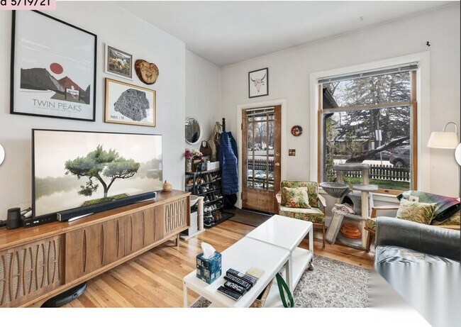 Sala de estar - inquilino anterior - 603 Mathews St