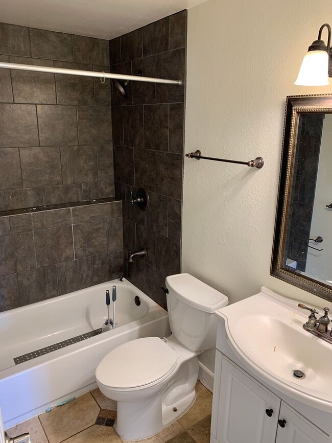 Building Photo - Great 2 Bedroom, 1 Bathroom Condo in Fort Collins, CO - On Spring Creek Trail Near Edora Park!