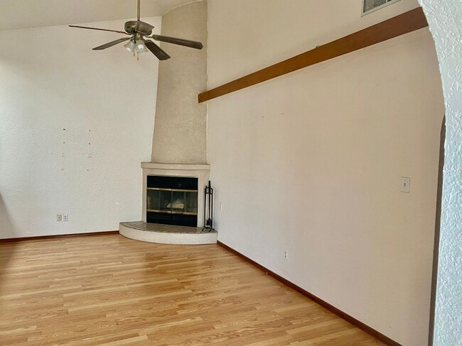 Building Photo - 2032 Camelot Dr