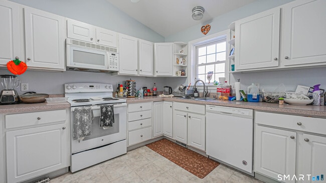 Foto del edificio - 76 Hickory Hill Dr