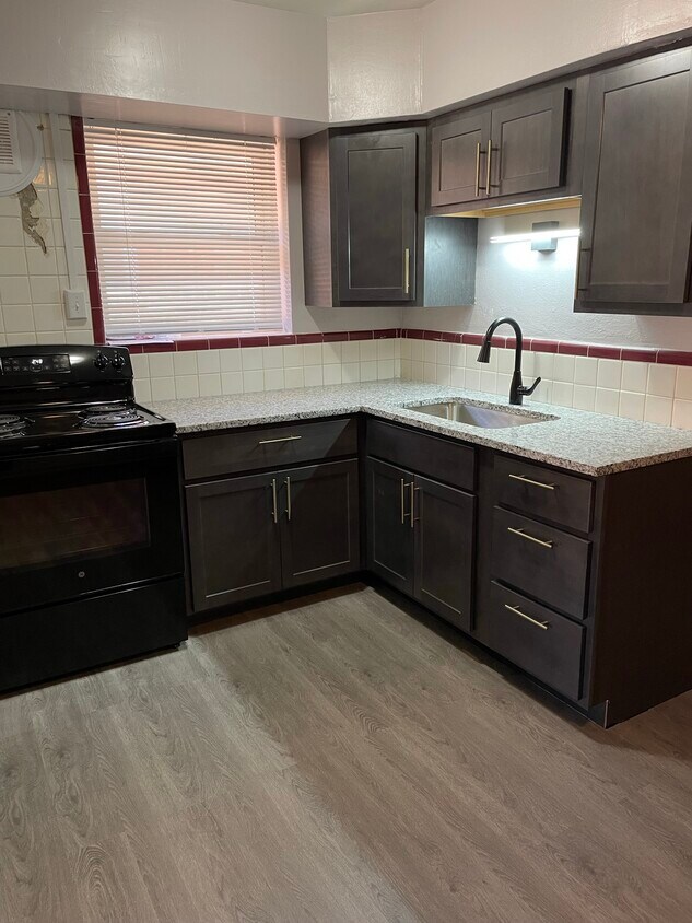 Cocina a estrenar - 4994 Fyler Ave