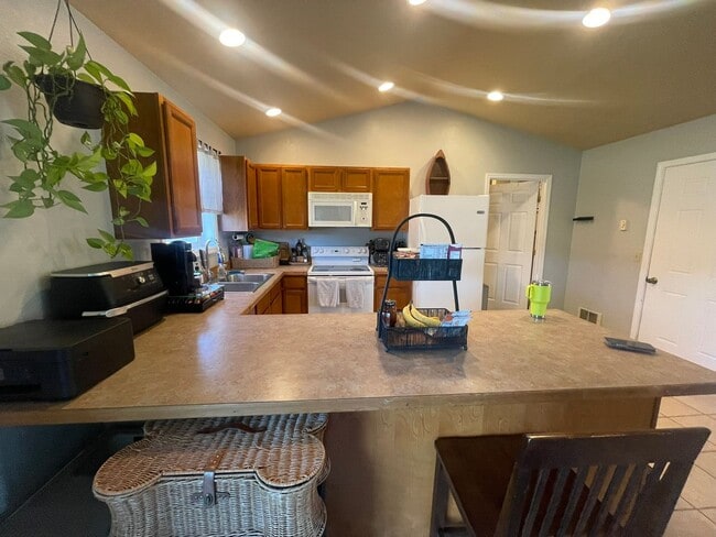 Building Photo - Pet Friendly UNFURNISHED LONG TERM Kalispe...