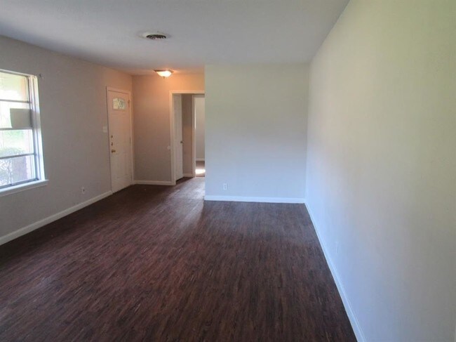 Building Photo - 810 Westmont Dr