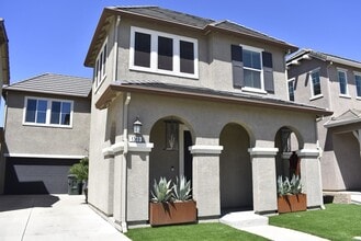 Building Photo - 1369 Larkspur Dr