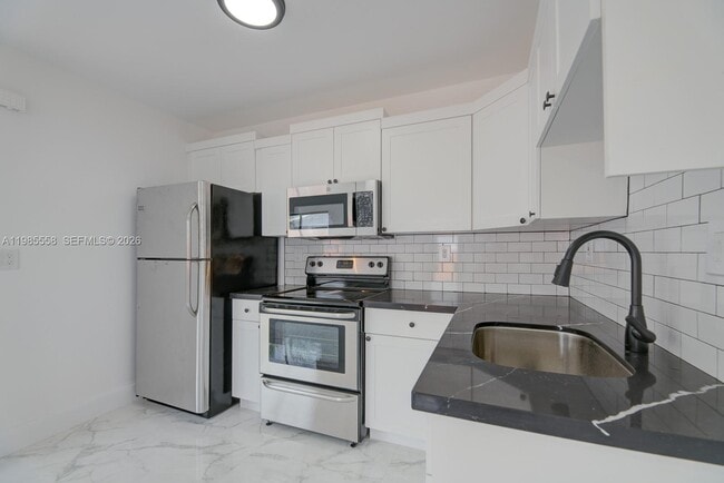 Building Photo - 650 E 65th St