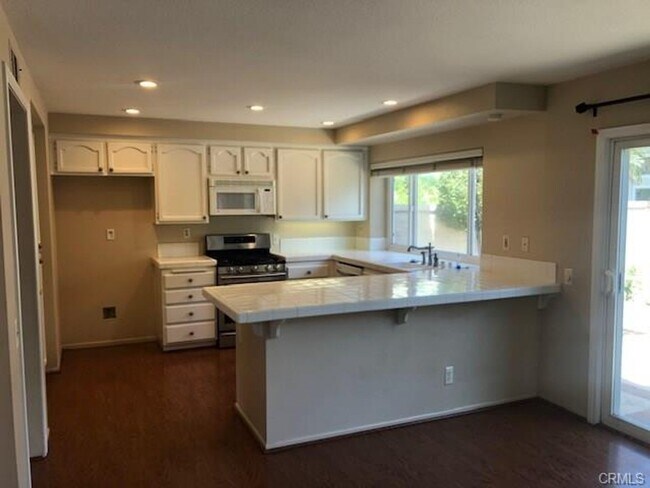 Foto del edificio - Beautiful End-Unit Townhome in the Desirab...