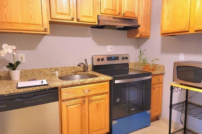 Building Photo - "Charming 1-Bedroom Condo at 17 Federal St...