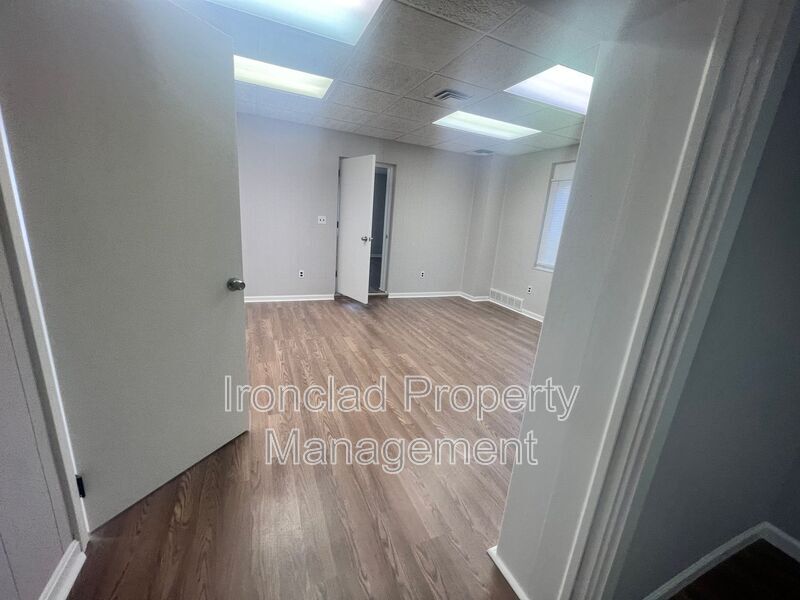 Primary Photo - 122 Main St