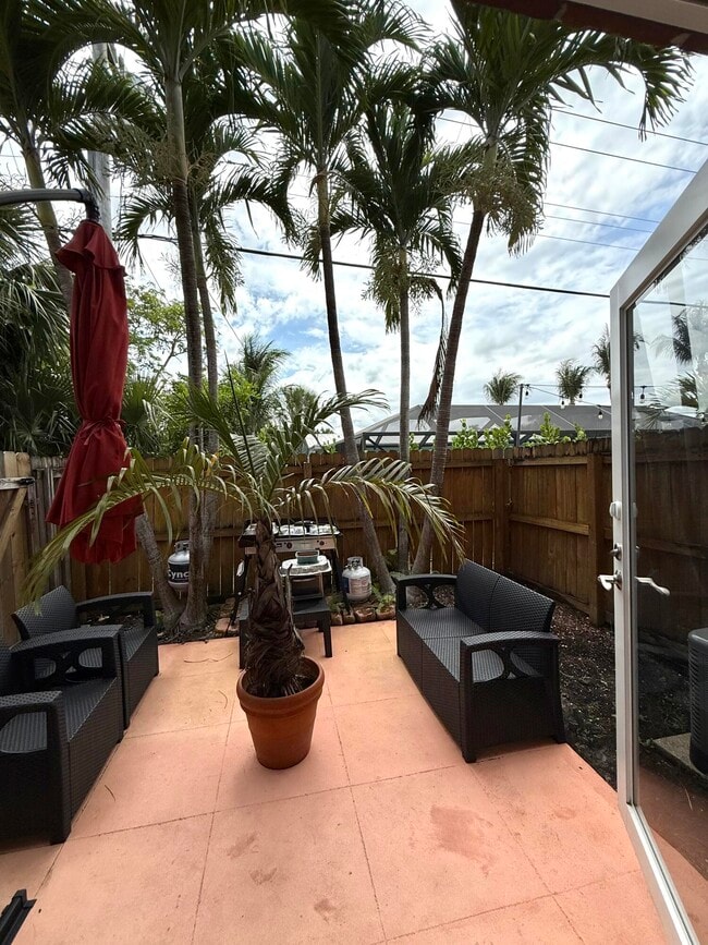 Building Photo - 409 N Cypress Dr