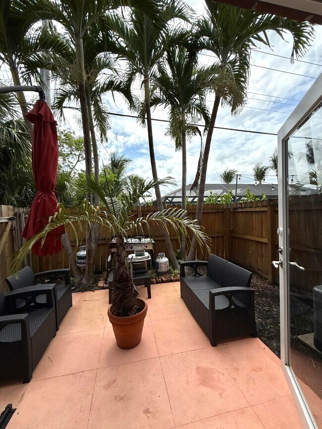 Foto del edificio - 409 N Cypress Dr