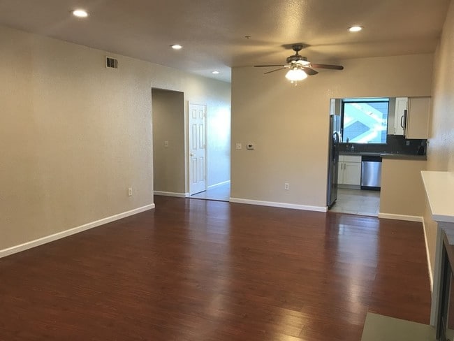 Building Photo - 2576 Oak Rd