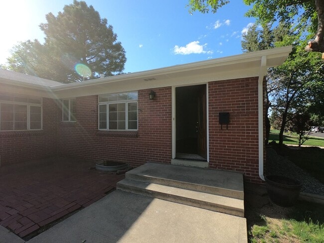 Building Photo - Beautifully remodeled 3 bed 2.5 bath house in Broomfield