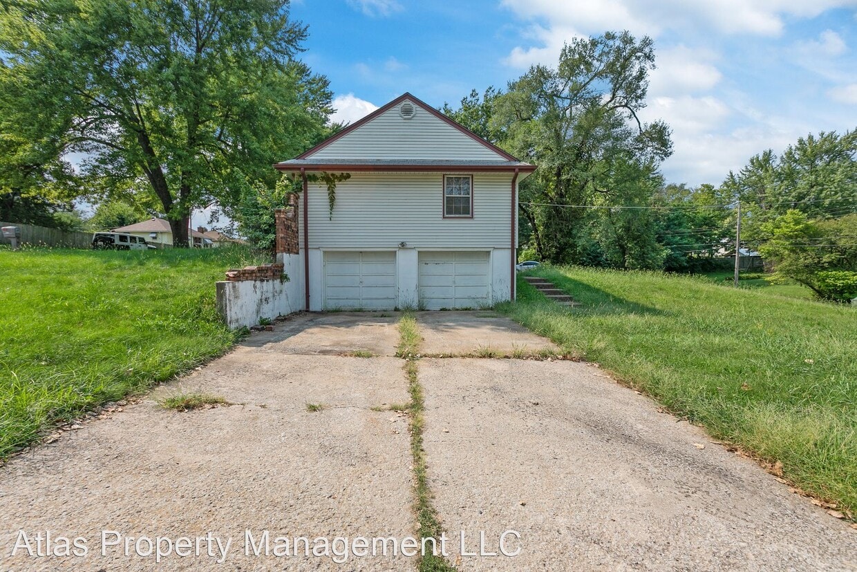 3 br, 2 bath House 8636 East 50th Terrace House Rental in Kansas