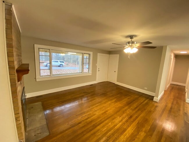 Building Photo - Freshly renovated 4 bedroom 2 bathroom hou...