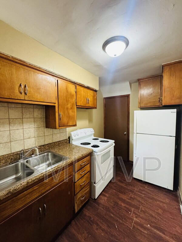 Building Photo - 830 S Harris Ave