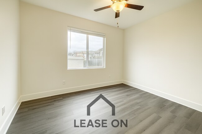 Foto del edificio - Spacious 3 Bedroom Home with Oversized Primary Suite near Webb & Pawnee