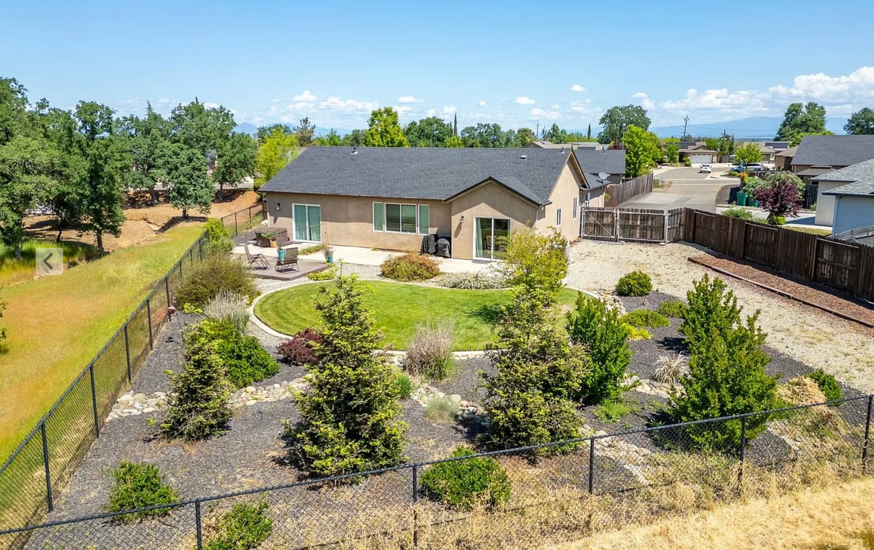 Building Photo - 3-bedroom, 2-bathroom home located in the ...