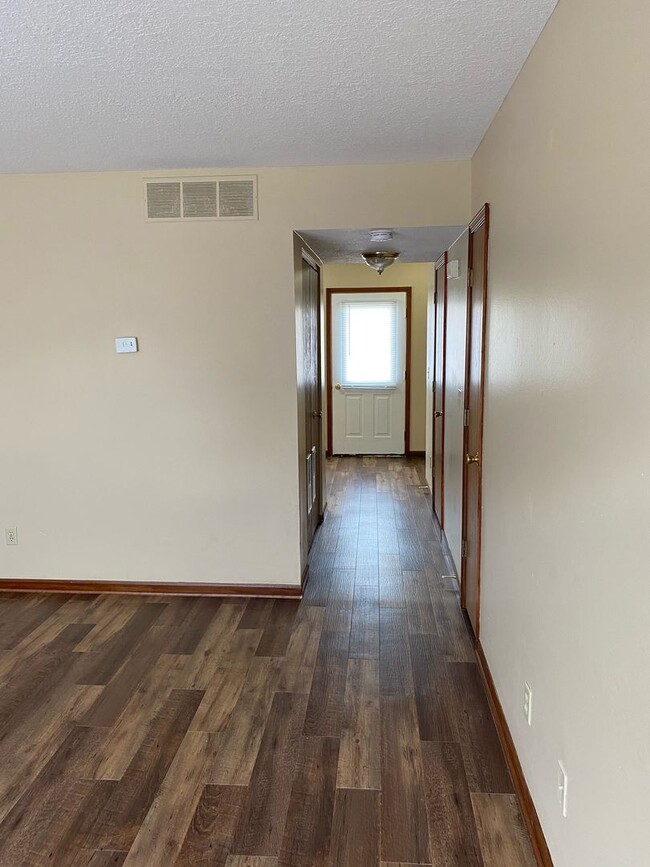 Building Photo - New Listing!! Apartment in Albion!!