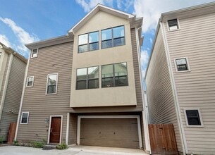 Building Photo - 916 W 20th St