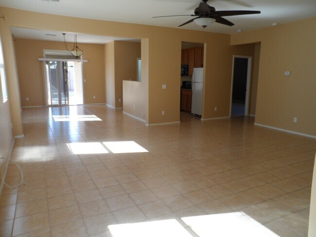 Building Photo - Great 3 Bedroom 2 Bath Home with Pool Serv...