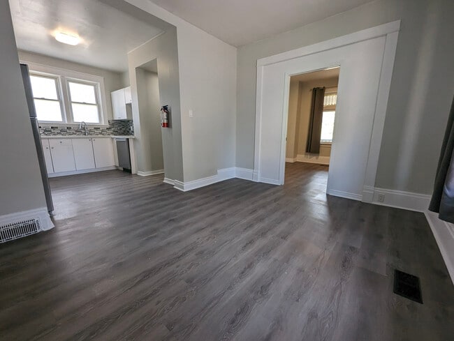 Building Photo - Charming One-Bedroom Close To Downtown