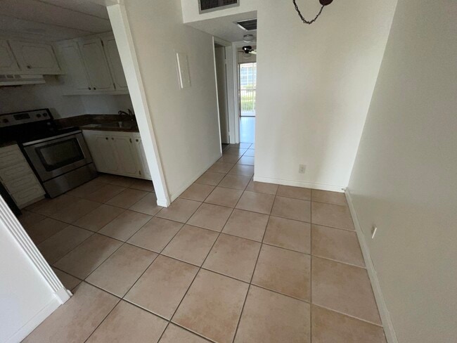Building Photo - 400 Village Green 216 Cir