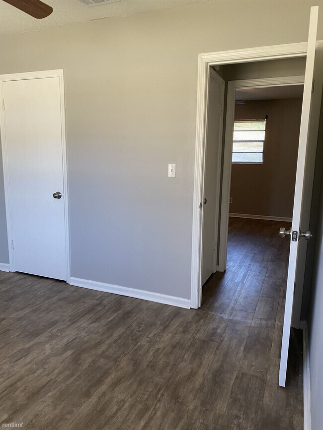 Building Photo - 3 br, 1 bath House - 6916 Bradshaw Drive