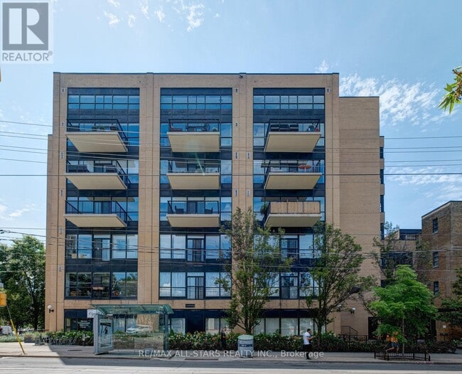 Photo du bâtiment - 833-833 King St W