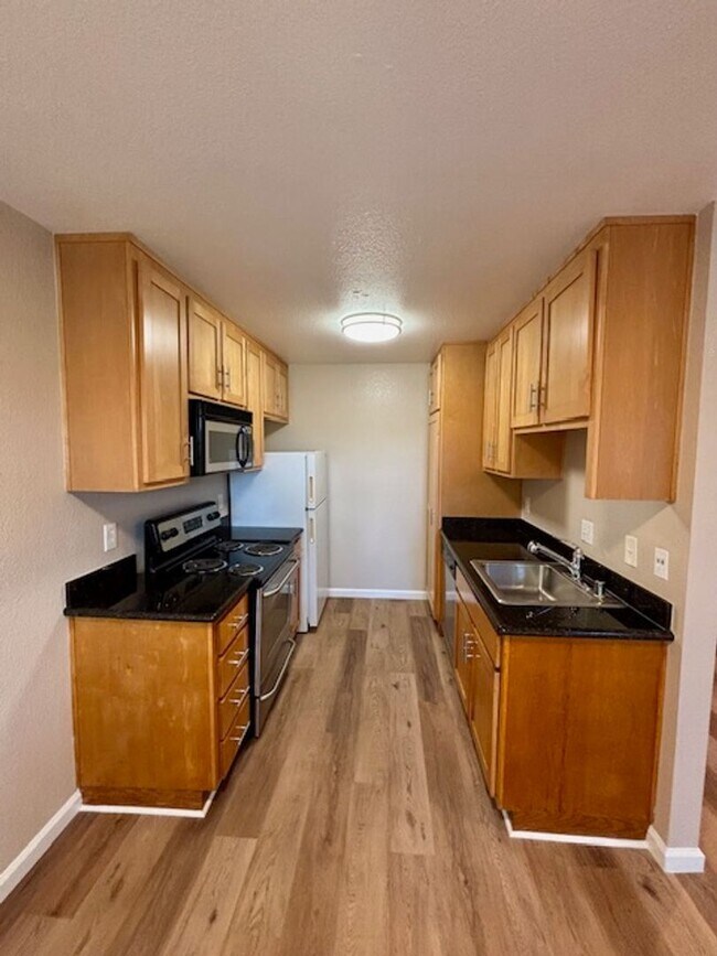 Building Photo - 1 bed 1 bath Condo in Benicia -- AVAILABLE...
