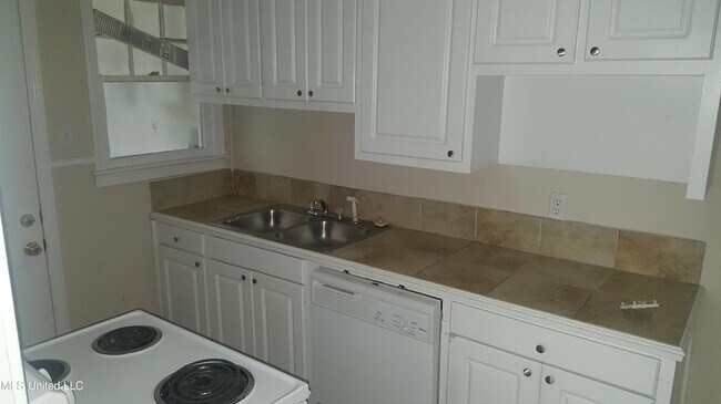 Foto del edificio - 327 Decelle St