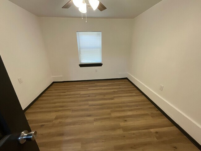 Foto del edificio - 2413 NE 27th St