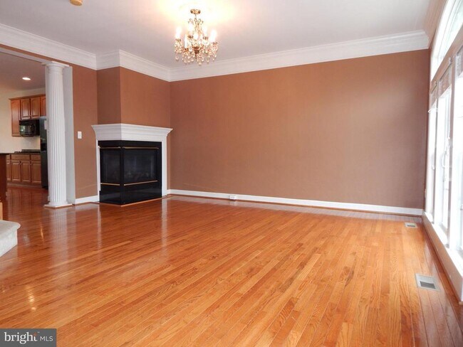 Building Photo - 1046 Hotchkiss Pl
