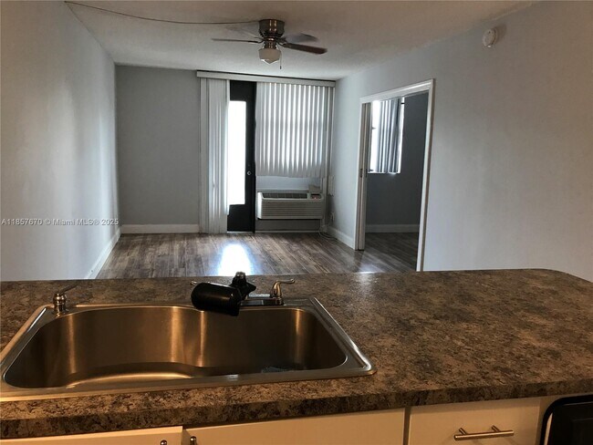 Foto del edificio - 2771 Riverside Dr