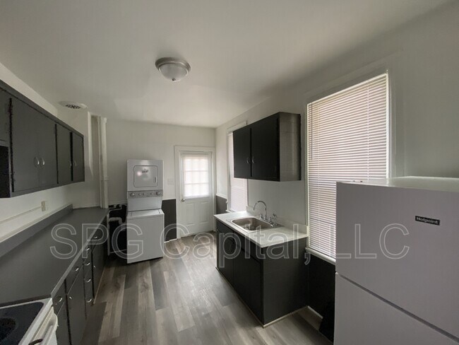 Foto del edificio - 648 W College Ave