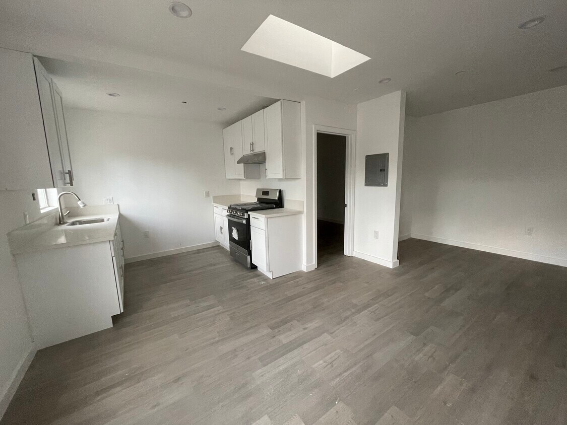 Building Photo - 5151 Cartwright Ave
