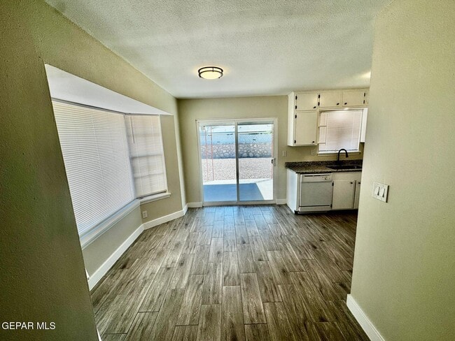 Building Photo - 8636 Mettler Dr