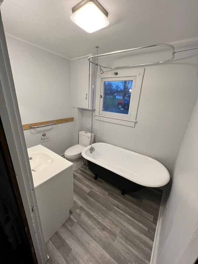 Foto del edificio - 642 Dryden Rd