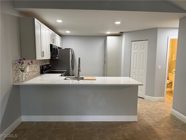 Foto del edificio - 6331 Royal Woods Dr