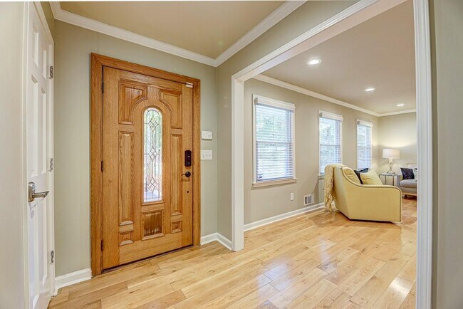 Building Photo - 1185 Lake Colony Dr