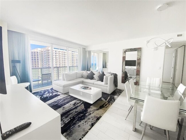 Building Photo - 3101 Bayshore Dr