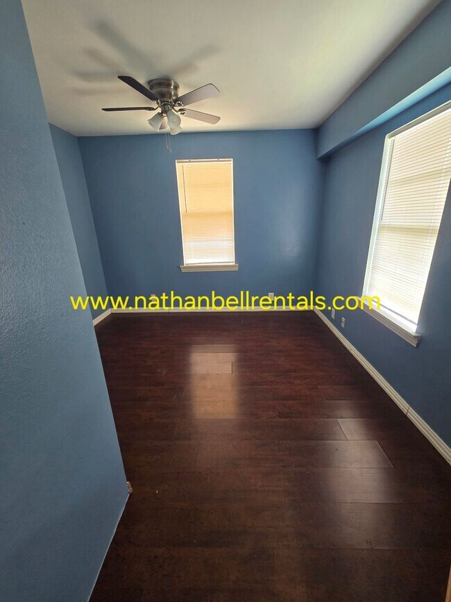 Foto del edificio - 3165 E Houston St