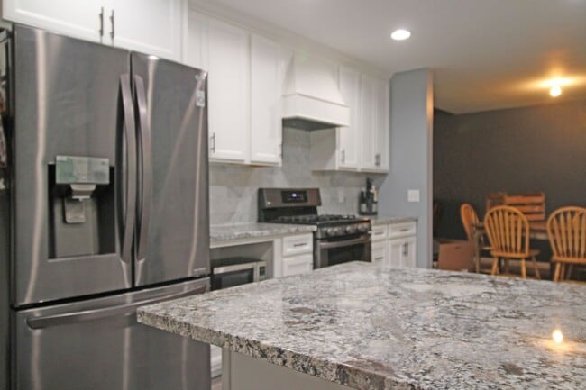 Building Photo - Beautifully updated 'Tonka rental available! 3 beds 2 baths in Royal Hills!