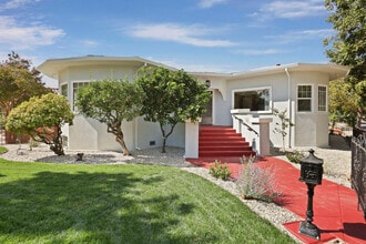 Building Photo - 301 W Walnut St