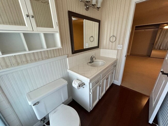 Building Photo - 3 bedroom 2 bathroom in central Visalia!