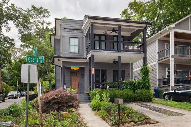 Foto del edificio - Stunning 4/3.5 Home in Highly Sought-After Area w/ 1300 Sq Ft of Outdoor Space!