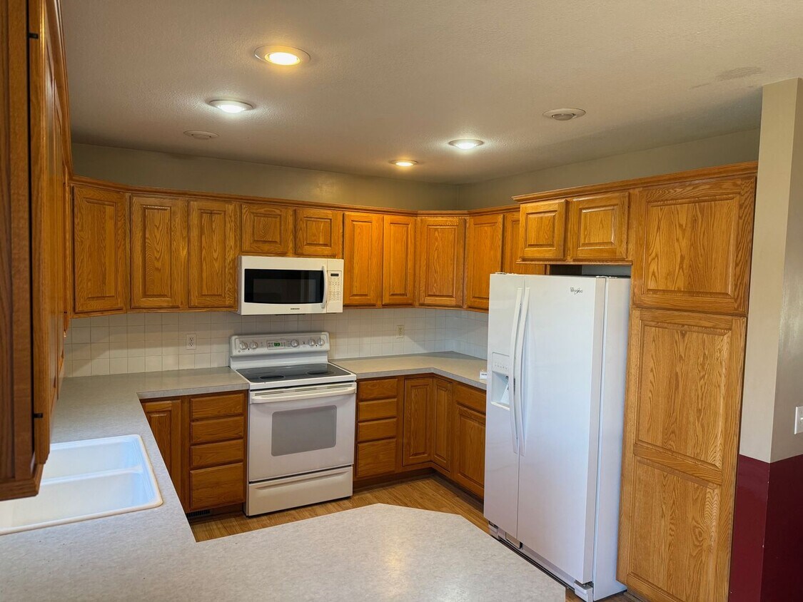 Foto del edificio - **AVAILABLE NOW**Dream Home in the Lewis C...