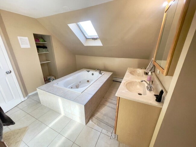 Building Photo - Huge room for rent in shared apartment in Chestnut Hill