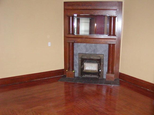 living room - 722 W Vine St