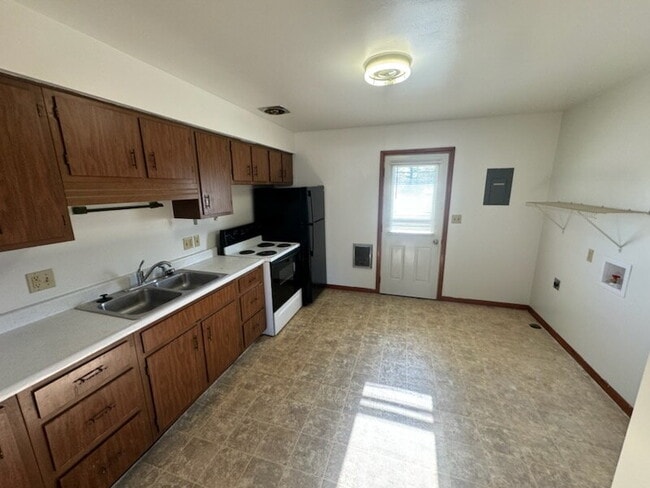 Building Photo - 2 Bed Single Level Apartment