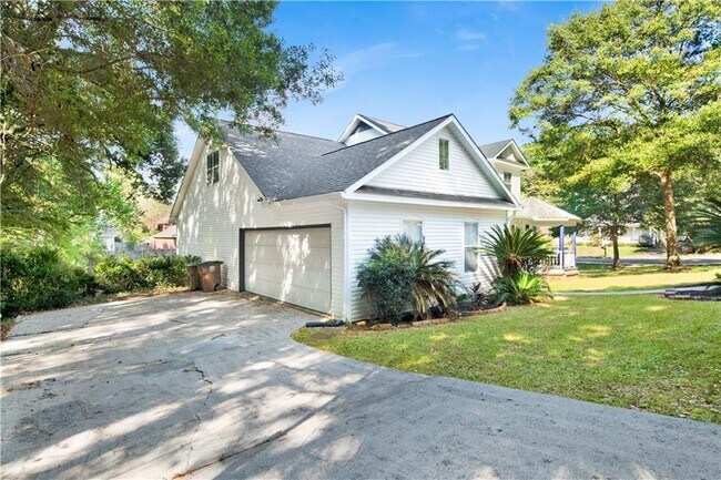 Foto del edificio - 708 Monarch Dr W